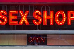 Ivre, elle postule dans un sex-shop et subtilise un godemiché Ivre, elle postule dans un sex-shop et subtilise un godemiché