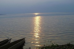 Elle leur refuse une cigarette; ils la jettent dans un fleuve. Elle leur refuse une cigarette; ils la jettent dans un fleuve.