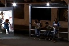 (VIDEO) Chucky sort d'une affiche et s'attaque aux passants. (VIDEO) Chucky sort d'une affiche et s'attaque aux passants.