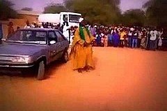 (VIDEO) Une voiture qui obéit aux ordres d’un marabout et roule !!! (VIDEO) Une voiture qui obéit aux ordres d’un marabout et roule !!!