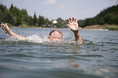 Il meurt en sauvant deux jeunes filles de la noyade Il meurt en sauvant deux jeunes filles de la noyade