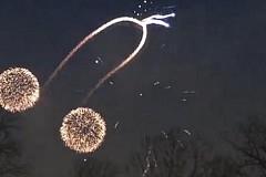 (VIDEO) Le feu d'artifice s'achève avec un pénis géant.