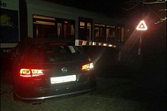 Ivre, elle suit son GPS et se retrouve sur la voie ferrée. Ivre, elle suit son GPS et se retrouve sur la voie ferrée.