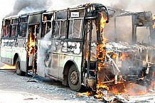 Yopougon: un autobus ravagé par les flammes, ce jeudi.