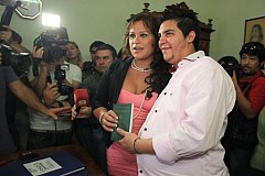Argentine : mariage d'un couple de transexuels attendant un bébé