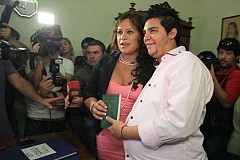 Argentine : mariage d'un couple de transexuels attendant un bébé Argentine : mariage d'un couple de transexuels attendant un bébé