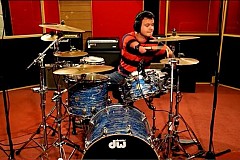 Découvrez Cornel Hrisca-Munn, un batteur handicapé surdoué.
Découvrez Cornel Hrisca-Munn, un batteur handicapé surdoué.