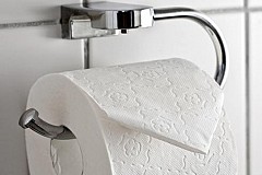 Il se coince un distributeur de papier WC dans le derrière Il se coince un distributeur de papier WC dans le derrière