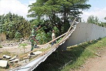 Assainissement – L’ONAD détruit des installations anarchiques sur un bassin d’orage à Port Bouët.