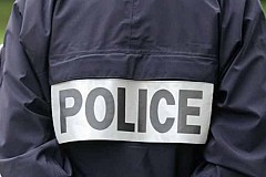 Un enfant de 10 ans poignarde une femme de 28 ans qui refuse de lui donner de l'argent. Un enfant de 10 ans poignarde une femme de 28 ans qui refuse de lui donner de l'argent.