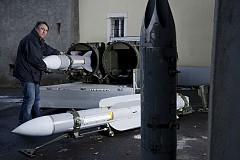 Il décore sa maison avec des missiles Il décore sa maison avec des missiles