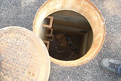 Elle sort de sa voiture et tombe dans un égout Elle sort de sa voiture et tombe dans un égout