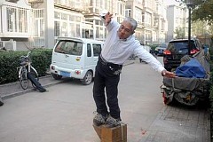Il marche avec des chaussures de 400 kilos Il marche avec des chaussures de 400 kilos
