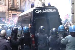 Italie : Des policiers enlèvent leurs casques et rejoignent les manifestants à Turin. Italie : Des policiers enlèvent leurs casques et rejoignent les manifestants à Turin.