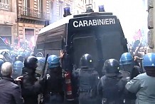 Italie : Des policiers enlèvent leurs casques et rejoignent les manifestants à Turin.
