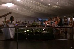 (VIDEO) Attraper le bouquet de la mariée peut faire très mal (VIDEO) Attraper le bouquet de la mariée peut faire très mal