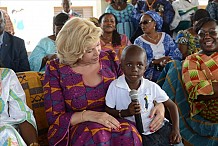 En visite au village SOS de Yamoussoukro, Dominique Ouattara assiste les touts-petits
