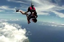 Un moniteur de parachute frappe son élève en plein vol