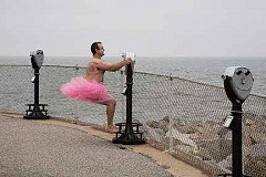 (VIDEO) Il pose en tutu rose pour faire rire sa femme atteinte d'un cancer