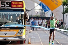 (VIDEO) Usain Bolt bat un bus sur 100m à Buenos Aires.