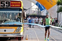 (VIDEO) Usain Bolt bat un bus sur 100m à Buenos Aires. (VIDEO) Usain Bolt bat un bus sur 100m à Buenos Aires.