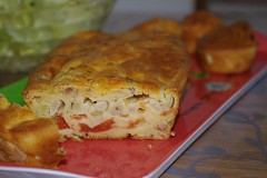 Cake au thon et à la tomate.