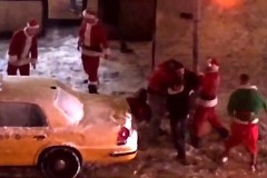 (VIDÉO) Une bagarre de Pères Noël dans les rues de New York.
