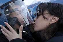 Poursuivie pour un baiser volé à un policier.