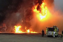 (VIDEO) Quand les pompiers jettent de l'huile sur le feu.
