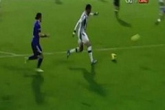 (VIDÉO) Un geste d'antijeu inédit au football (VIDÉO) Un geste d'antijeu inédit au football