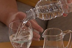 Une Australienne trouve du sperme dans son eau et porte plainte. Une Australienne trouve du sperme dans son eau et porte plainte.