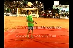(VIDÉOS) La tribune d'un stade s'effondre en Inde. (VIDÉOS) La tribune d'un stade s'effondre en Inde.