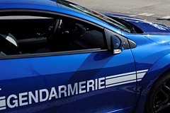 Il tue son voisin pour des décoration s de Noel. Il tue son voisin pour des décoration s de Noel.