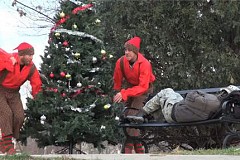 (VIDEO) Des SDF couverts de cadeaux par des généreux lutins de Noël.