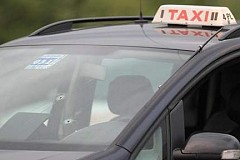 Ivre, un étudiant refuse de payer le taxi et s'endort sur la banquette arrière. Ivre, un étudiant refuse de payer le taxi et s'endort sur la banquette arrière.
