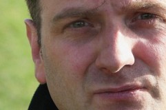 Né sans pénis, les médecins lui en fabriquent un à partir de son bras. Né sans pénis, les médecins lui en fabriquent un à partir de son bras.