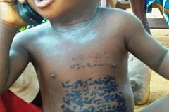 Né avec des versets du Coran sur son corps. Né avec des versets du Coran sur son corps.