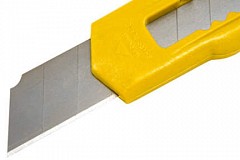 Elle lui sectionne le pénis avec un cutter. Elle lui sectionne le pénis avec un cutter.