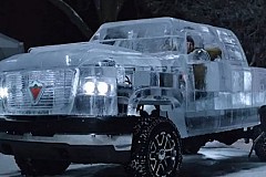 (VIDÉO) une camionnette presque entièrement faite en glace.