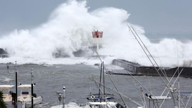 Cyclone à La Réunion : un mort, alerte rouge levée - LeBabi.net