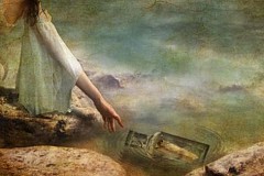 Elle reçoit une réponse à sa bouteille à la mer 23 ans après. Elle reçoit une réponse à sa bouteille à la mer 23 ans après.