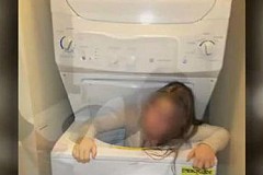 (VIDÉO) Coincé dans un lave-linge en jouant à cache-cache.