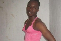 Il se déguisait en femme pour se prostituer. Il se déguisait en femme pour se prostituer.