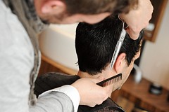 Un riche coiffeur lègue des millions à son village. Un riche coiffeur lègue des millions à son village.