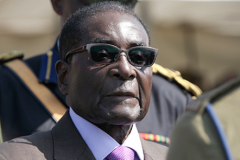Le président Mugabé traitait les homosexuels de chiens et de porcs: son fils révèle qu'il est gay.