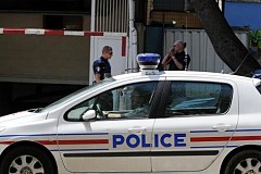 Un fuyard s'endort et se réveille dans une école de police. Un fuyard s'endort et se réveille dans une école de police.