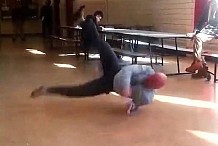(VIDÉO) Un professeur se met à faire du breakdance devant ses élèves.
