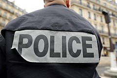 France: Un policier du ministere de l'interieur se prostitue la nuit. France: Un policier du ministere de l'interieur se prostitue la nuit.