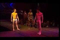 VIDÉO :Des culottes et des soutiens-gorges pour Monsieur. VIDÉO :Des culottes et des soutiens-gorges pour Monsieur.