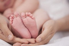 Il laisse les internautes choisir le prénom de sa fille Il laisse les internautes choisir le prénom de sa fille